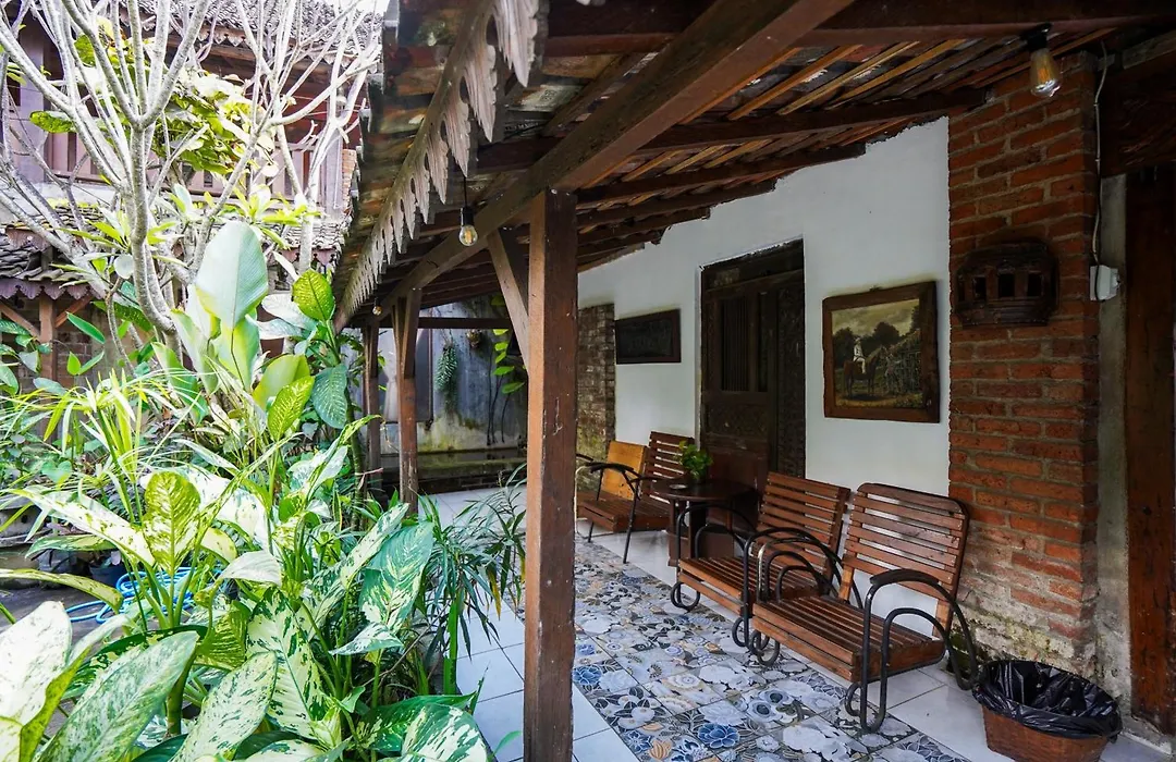 Griya Gribig Guest House Mitra Reddoorz-1